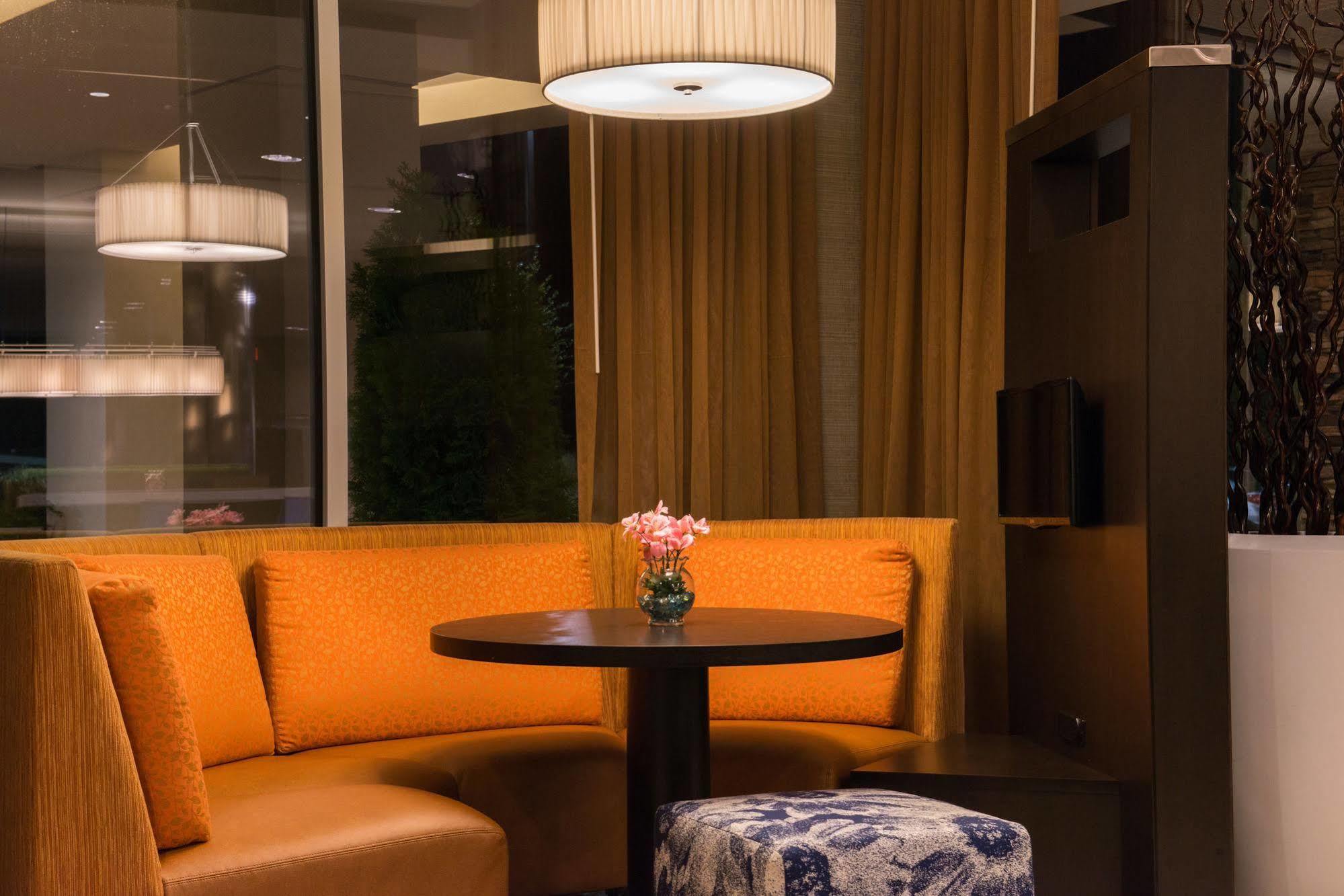 Courtyard By Marriott Hot Springs Hotell Exteriör bild